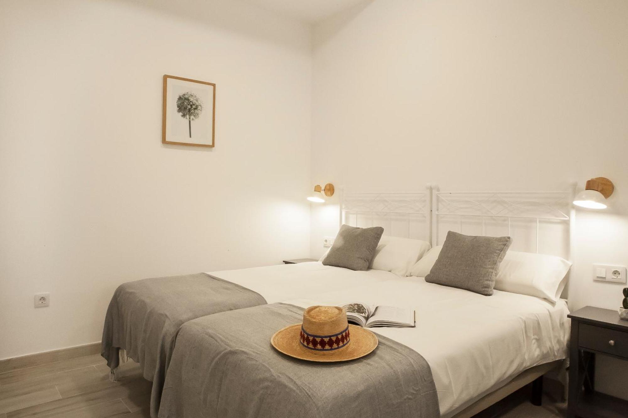 Apartamentos Rg Hospital Valme Seville Exterior photo
